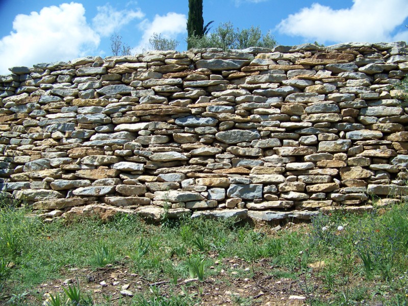 vue du bas de la restanque en pierres créer sur saint cyr les lecques prés de toulon